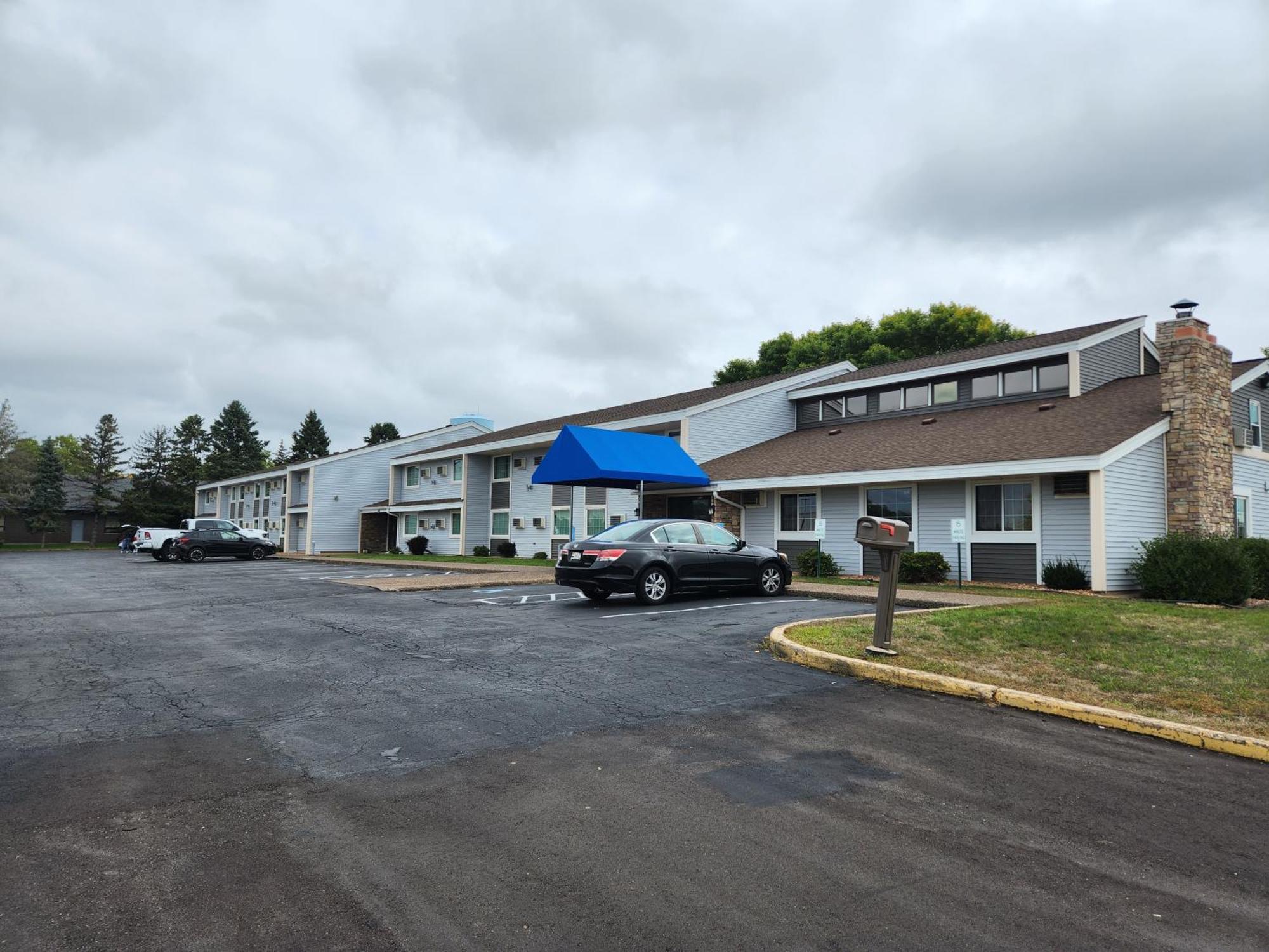 Stillwater Inn & Suites Bagian luar foto